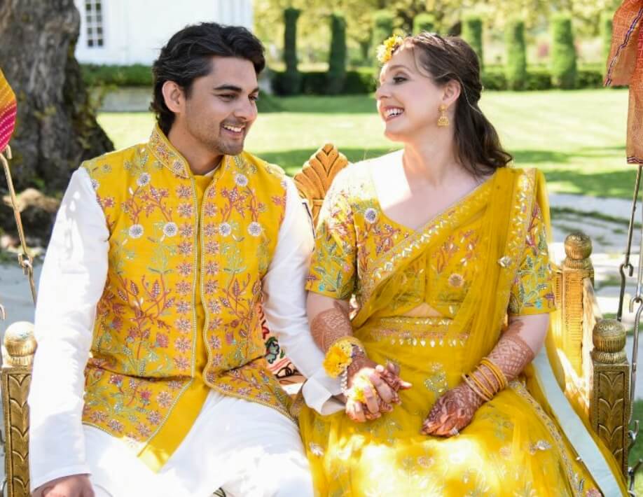 A couple dressed in Indian dress garb.